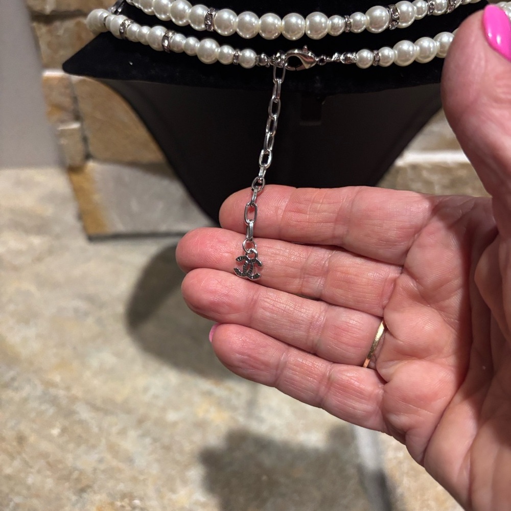 Elegant Pearl Necklace with Silver CC accent charms - Picture 5 of 7